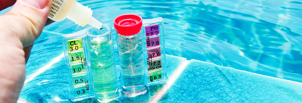 Жидкий хлор для дезинфекции воды в бассейне.